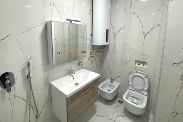 Shtepi me qera Apartament ne Tirane, 2+1, Mobilimi Bosh, pa mobiluar, Pagesa 65,000  Leke.