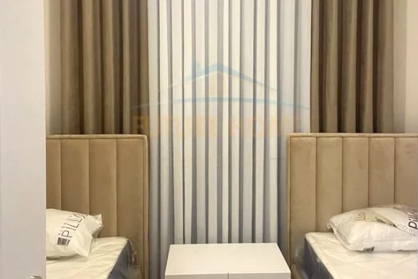 Shtepi me qera Apartament ne Tirane, 2+1, Mobilimi Pjeserisht e mobiluar, Pagesa 1,300  Euro.