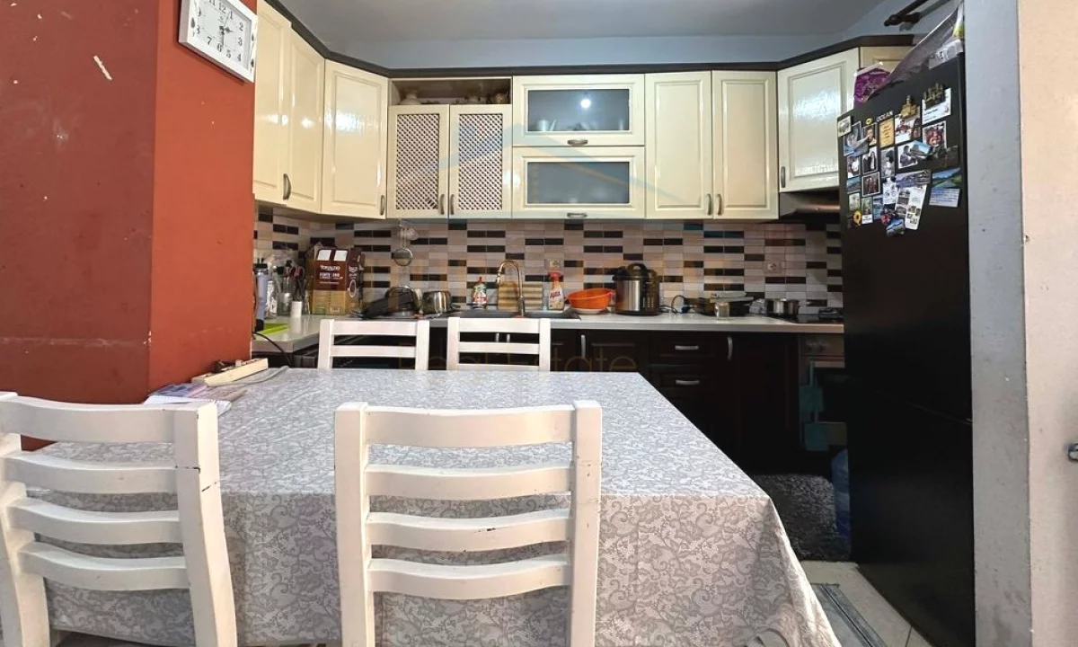 Shtepi ne shitje Apartament ne Tirane, 2+1, Mobilimi E mobiluar, Pagesa 166,000  Euro.