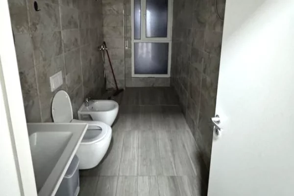 Shtepi me qera Apartament ne Tirane, 2+1, Mobilimi E mobiluar, Pagesa 700  Euro.