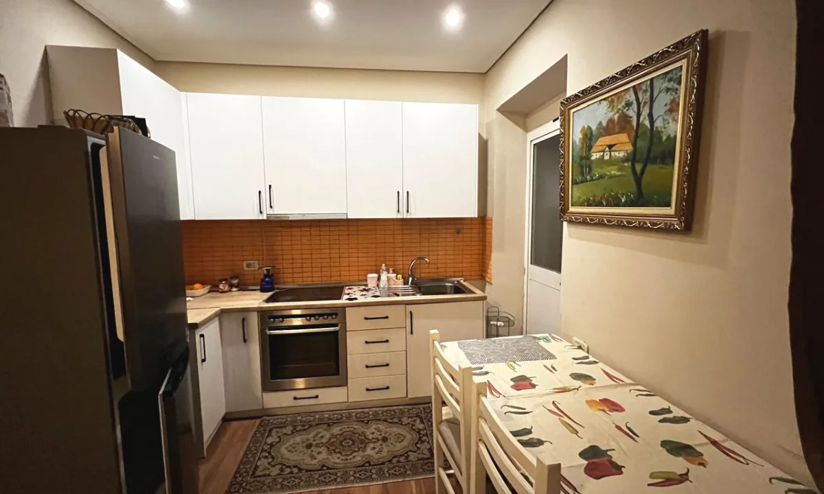 Shtepi me qera Apartament ne Tirane, 2+1, Mobilimi E mobiluar, Pagesa 650  Euro.