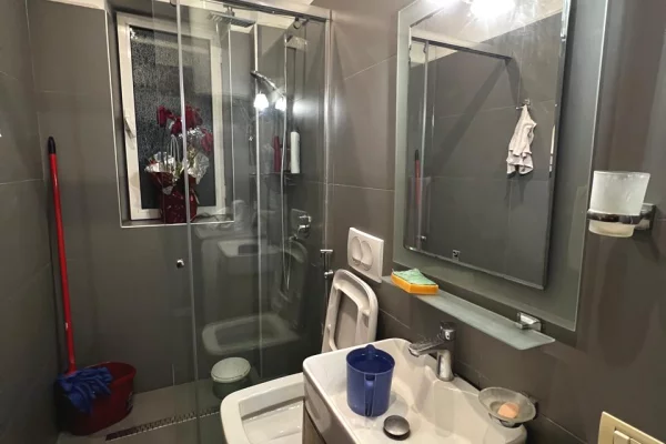 Shtepi me qera Apartament ne Tirane, 2+1, Mobilimi E mobiluar, Pagesa 650  Euro.