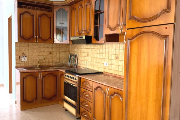 Shtepi me qera 2+1 ne Tirane - 650 Euro