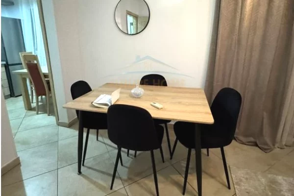 Shtepi me qera Apartament ne Tirane, 3+1, Mobilimi E mobiluar, Pagesa 700  Euro.