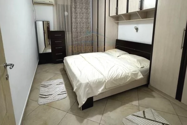 Shtepi me qera Apartament ne Tirane, 3+1, Mobilimi E mobiluar, Pagesa 700  Euro.