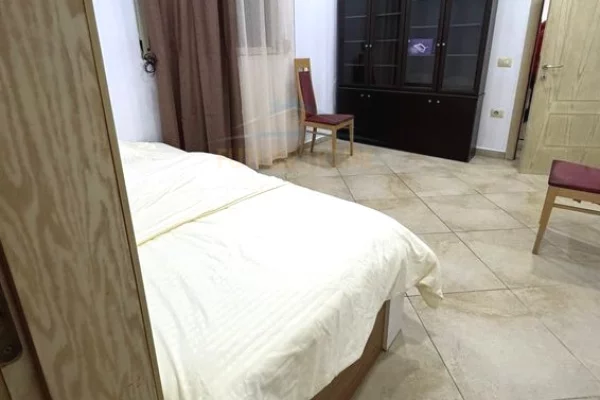 Shtepi me qera Apartament ne Tirane, 3+1, Mobilimi E mobiluar, Pagesa 700  Euro.