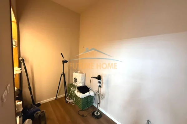 Shitet, Biznes, Qender Estetike, Komuna e Parisit, Tirane