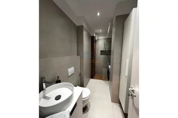 Shtepi me qera Apartament ne Tirane, 2+1, Mobilimi E mobiluar, Pagesa 600  Euro.