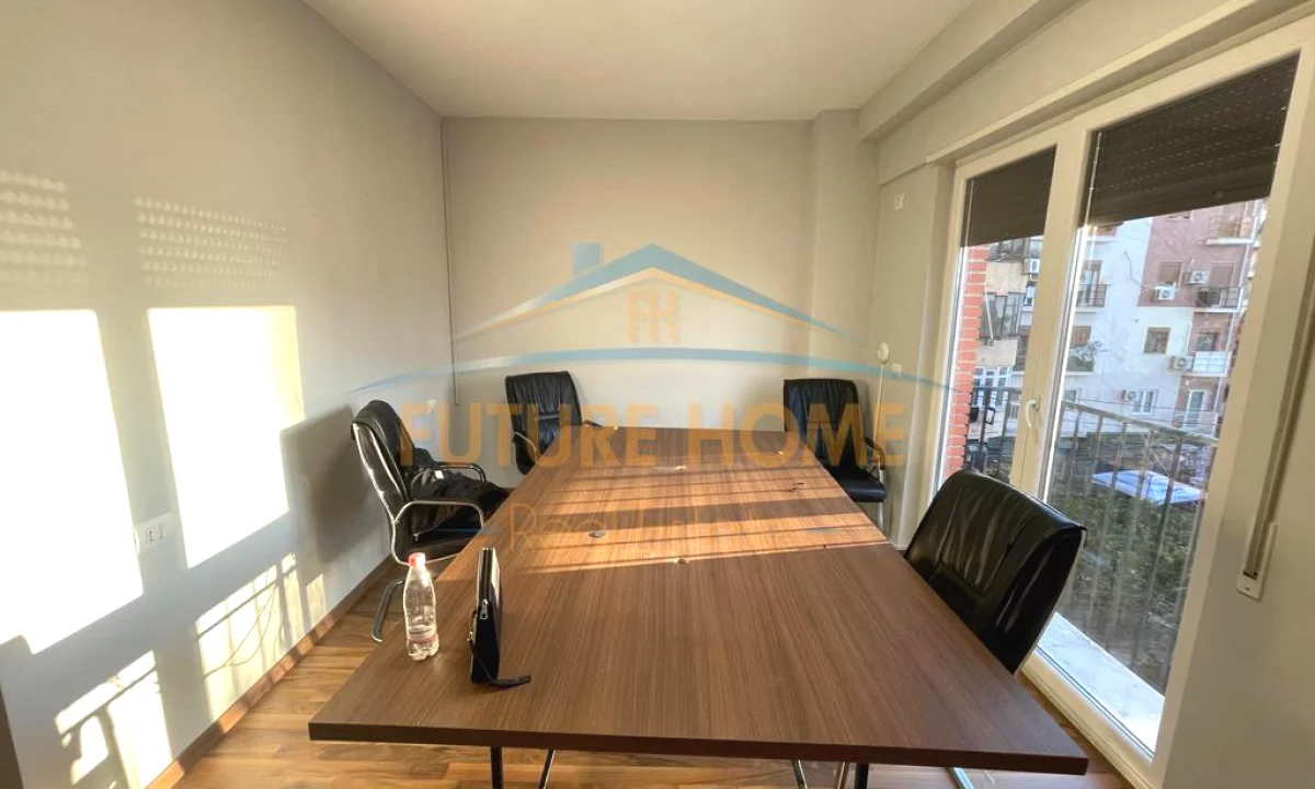 Shtepi me qera Apartament ne Tirane, 2+1, Mobilimi Pjeserisht e mobiluar, Pagesa 1,660  Euro.