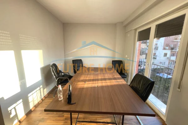 Qira, Ambient per zyra+2 Poste Parkimi, 21 Dhjetori