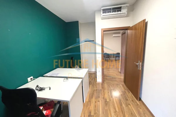 Shtepi me qera Apartament ne Tirane, 2+1, Mobilimi Pjeserisht e mobiluar, Pagesa 1,660  Euro.