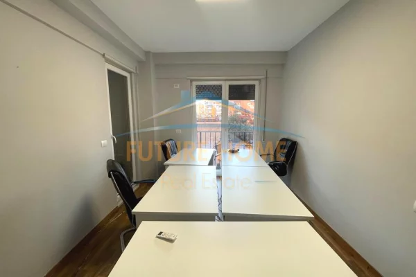 Shtepi me qera Apartament ne Tirane, 2+1, Mobilimi Pjeserisht e mobiluar, Pagesa 1,660  Euro.
