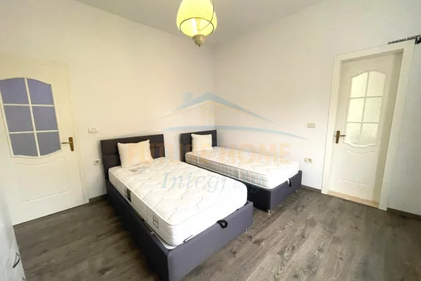 Shtepi me qera Apartament ne Tirane, 2+1, Mobilimi E mobiluar, Pagesa 600  Euro.