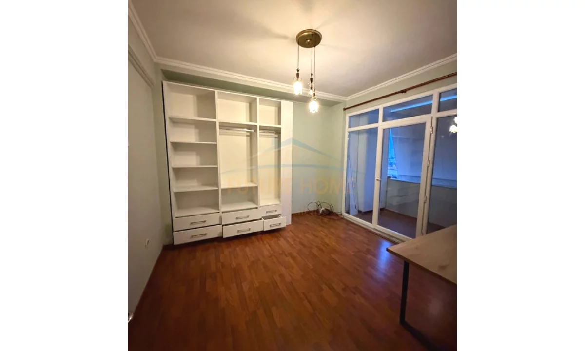 Shtepi me qera Apartament ne Tirane, 2+1, Mobilimi Pjeserisht e mobiluar, Pagesa 800  Euro.