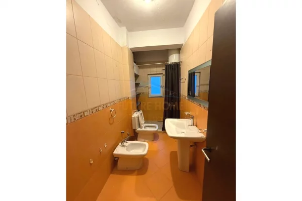 Shtepi me qera Apartament ne Tirane, 2+1, Mobilimi Pjeserisht e mobiluar, Pagesa 800  Euro.