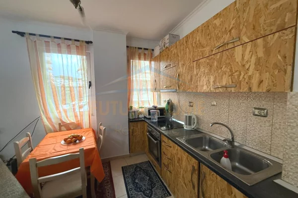 Shtepi me qera Apartament ne Tirane, 2+1, Mobilimi E mobiluar, Pagesa 450  Euro.