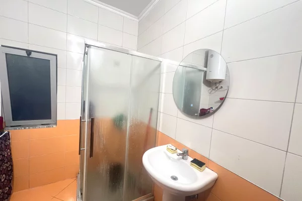 Shtepi me qera Apartament ne Tirane, 1+1, Mobilimi E mobiluar, Pagesa 45,000  Leke.