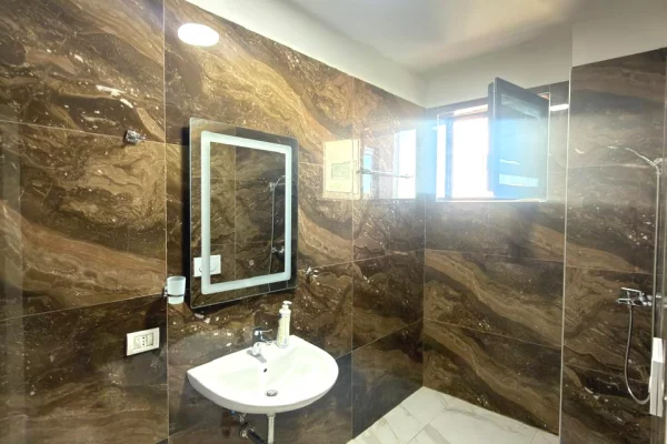 Shtepi me qera Apartament ne Tirane, 2+1, Mobilimi E mobiluar, Pagesa 60,000  Leke.