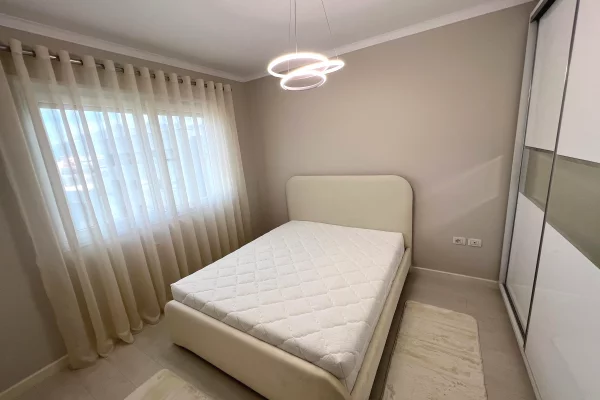 Shtepi ne shitje Apartament ne Tirane, 2+1, Mobilimi E mobiluar, Pagesa 154,999  Euro.
