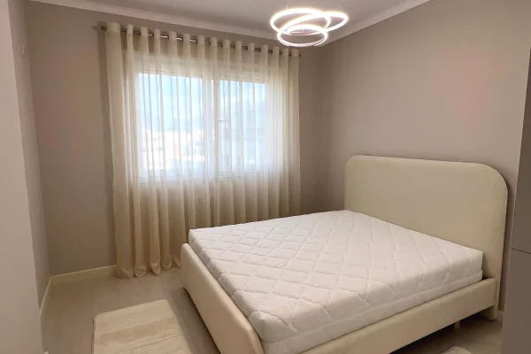 Shtepi ne shitje Apartament ne Tirane, 2+1, Mobilimi E mobiluar, Pagesa 154,999  Euro.