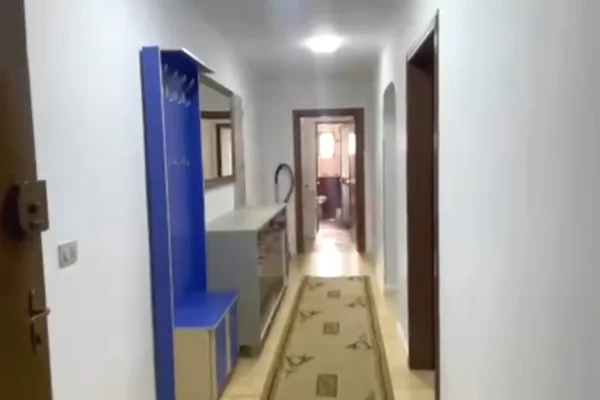 Shtepi ne shitje Apartament ne Tirane, 2+1, Mobilimi Pjeserisht e mobiluar, Pagesa 196,000  Euro.