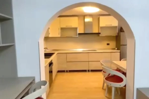 Shtepi ne shitje Apartament ne Tirane, 2+1, Mobilimi Pjeserisht e mobiluar, Pagesa 196,000  Euro.