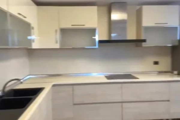 Shtepi ne shitje Apartament ne Tirane, 2+1, Mobilimi Pjeserisht e mobiluar, Pagesa 196,000  Euro.