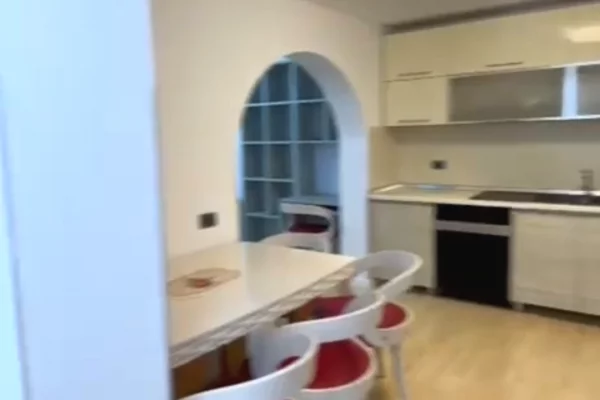 Shtepi ne shitje Apartament ne Tirane, 2+1, Mobilimi Pjeserisht e mobiluar, Pagesa 196,000  Euro.