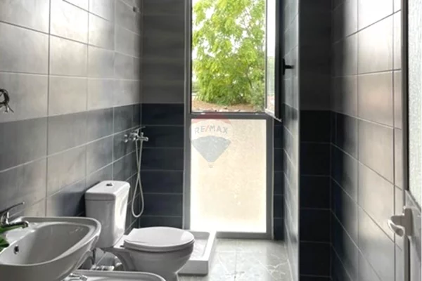 Shtepi me qera Apartament ne Tirane, 2+1, Mobilimi Pjeserisht e mobiluar, Pagesa 43,000  Leke.