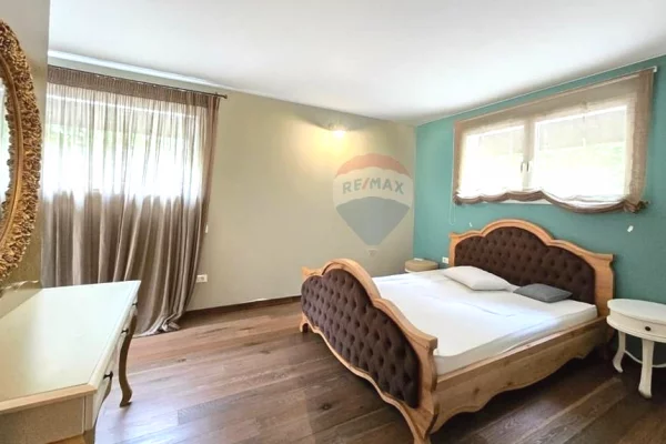 Shtepi me qera 3+1 ne Tirane - 2,500 Euro