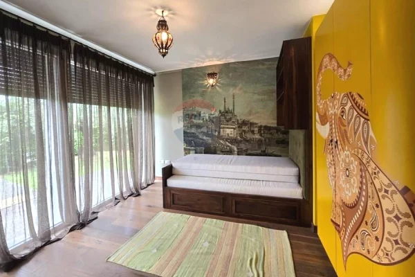 Shtepi me qera Vila Luksoze ne Tirane, 3+1, Mobilimi E mobiluar, Pagesa 2,500  Euro.