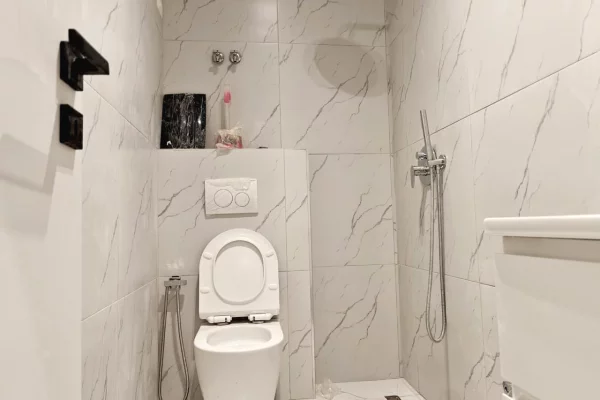 Shtepi ne shitje Apartament ne Tirane, 1+1, Mobilimi E mobiluar, Pagesa 125,000  Euro.