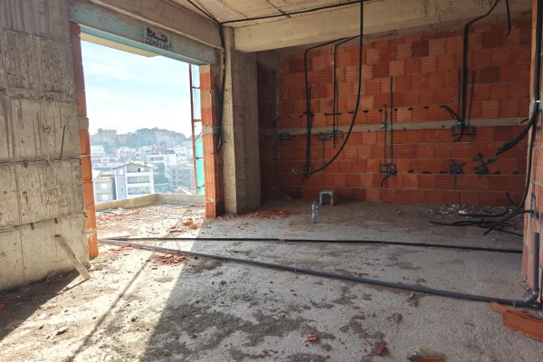 Shtepi ne shitje Apartament ne Tirane, 2+1, Mobilimi Bosh, pa mobiluar, Pagesa 162,000  Euro.