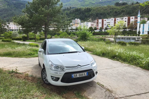 Makina ne shitje ne Tirane - 2,950 Euro