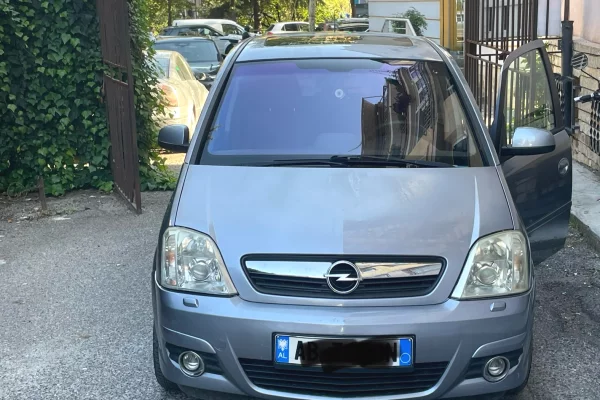 Makina ne shitje ne Tirane - 380,000 Leke