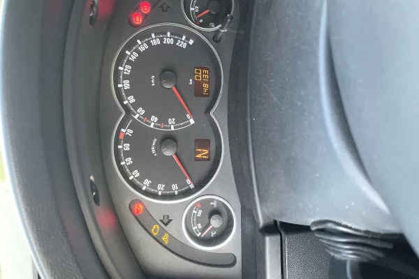 Makina ne shitje ne Tirane - 380,000 Leke