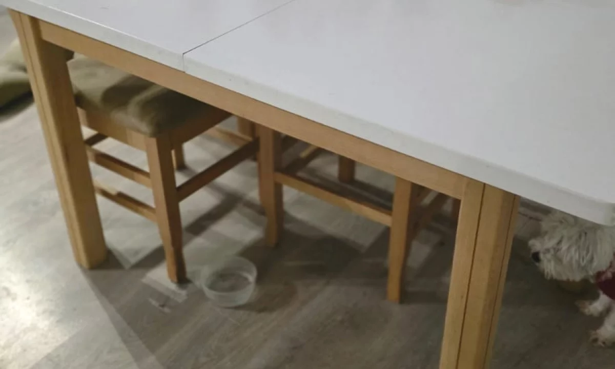 Tavoline ngrenie me 4 karrige 