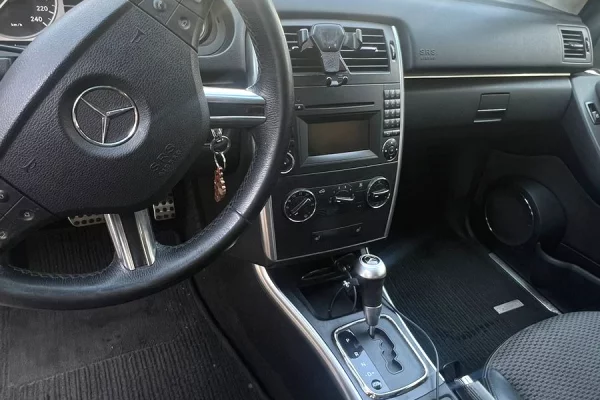 Makina ne shitje ne Tirane - 4,000 Euro