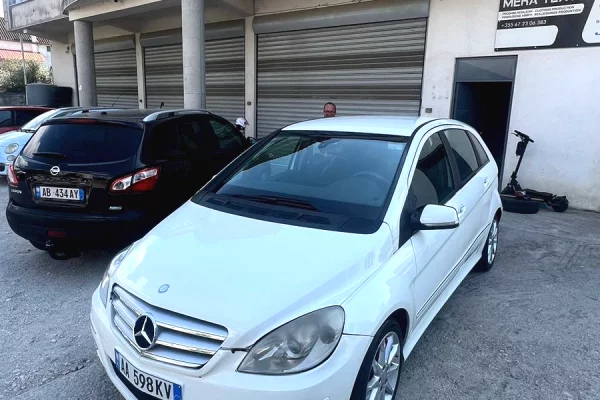 Makina ne shitje ne Tirane, Mercedes-Benz, 2009 Diesel,Kambio Automatik Pagesa 4,000  Euro.