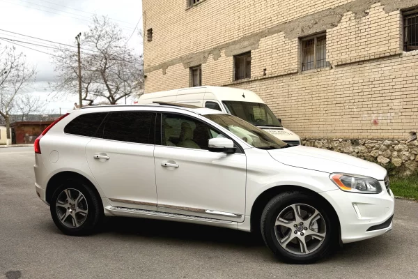 Makina ne shitje ne Durres, Volvo, 2016 Benzine,Kambio Automatik Pagesa 12,500  Euro.