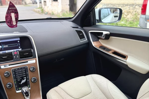 Makina ne shitje ne Durres, Volvo, 2016 Benzine,Kambio Automatik Pagesa 12,500  Euro.