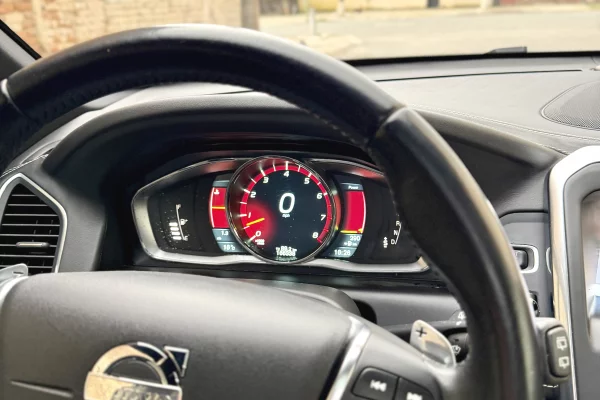 Makina ne shitje ne Durres, Volvo, 2016 Benzine,Kambio Automatik Pagesa 12,500  Euro.