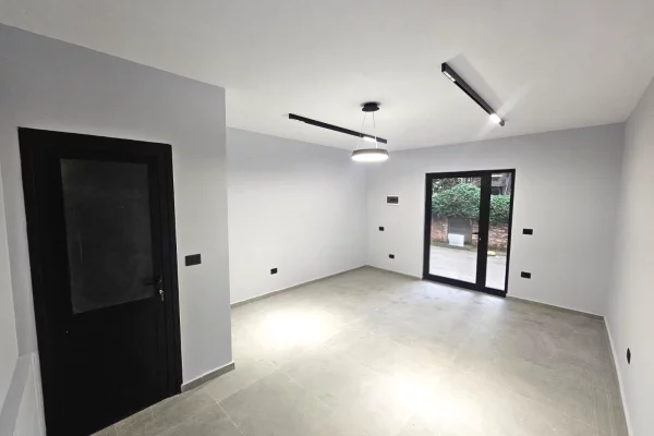 Jepet me qera ambient komercial – afer Rruges se Kavajes