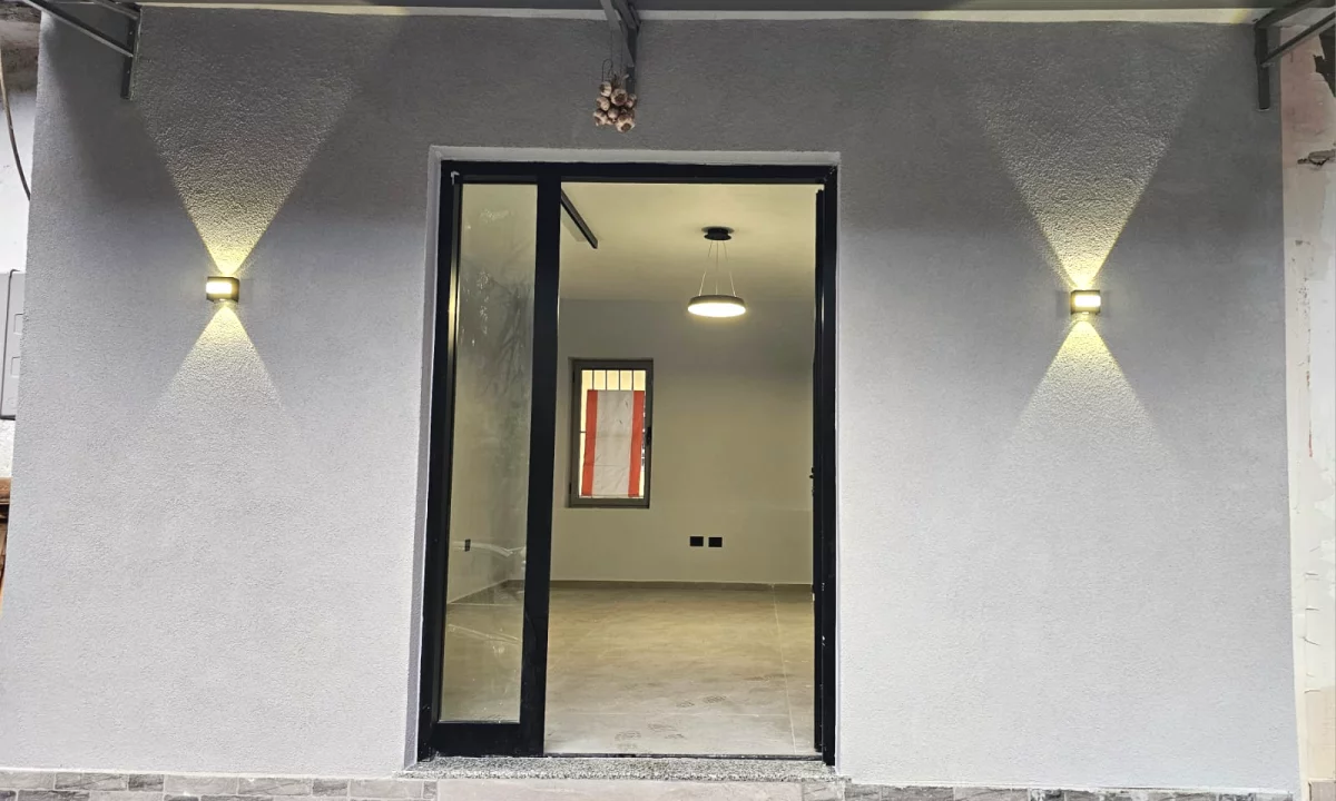 Jepet me qera ambient komercial – afer Rruges se Kavajes