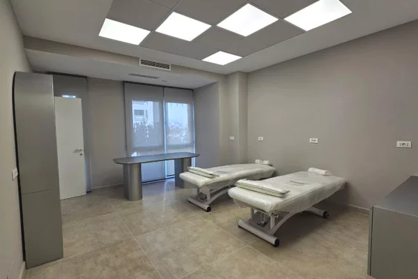 Ambient biznesi me qera 3+1 ne Tirane - 2,500 Euro