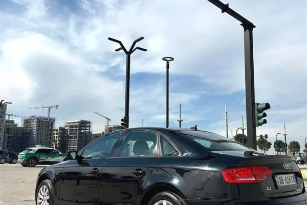 Makina ne shitje ne Tirane, Audi, 2012 Benzine,Kambio Automatik Pagesa 6,000  Euro.