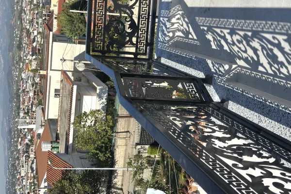 Kangjelle hekuri me prerje lazer – elegance dhe qendrueshmeri.