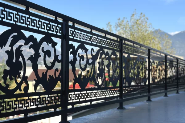 Kangjelle hekuri me prerje lazer – elegance dhe qendrueshmeri.