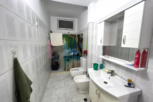 Shtepi ne shitje Apartament ne Tirane, 2+1, Mobilimi E mobiluar, Pagesa 144,997  Euro.