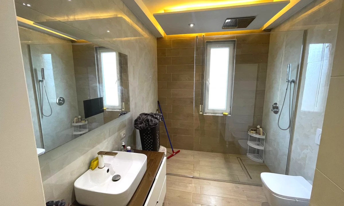 Shtepi ne shitje Apartament ne Tirane, 2+1, Mobilimi E mobiluar, Pagesa 285,002  Euro.